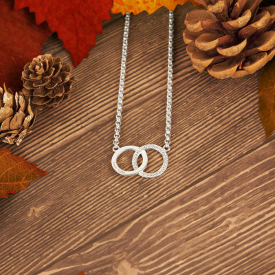 Zilveren ketting cadeau geven. Teken van verbintenis. Jubileum ketting