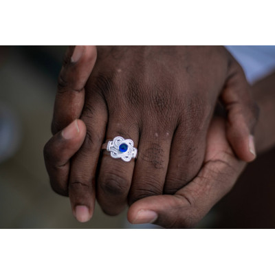 Mattenklopper ring blauwe steen. Surinaamse sieraden. Surinaamse ring.