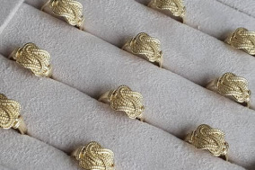 Ontdek de betekenis en geschiedenis van mattenklopper sieraden